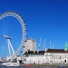 Nu nochmal das London Eye mit Scotland Yard Gebäude im Hintergrund