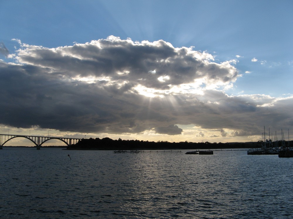 Nuage et soleil jouant à cache-cache