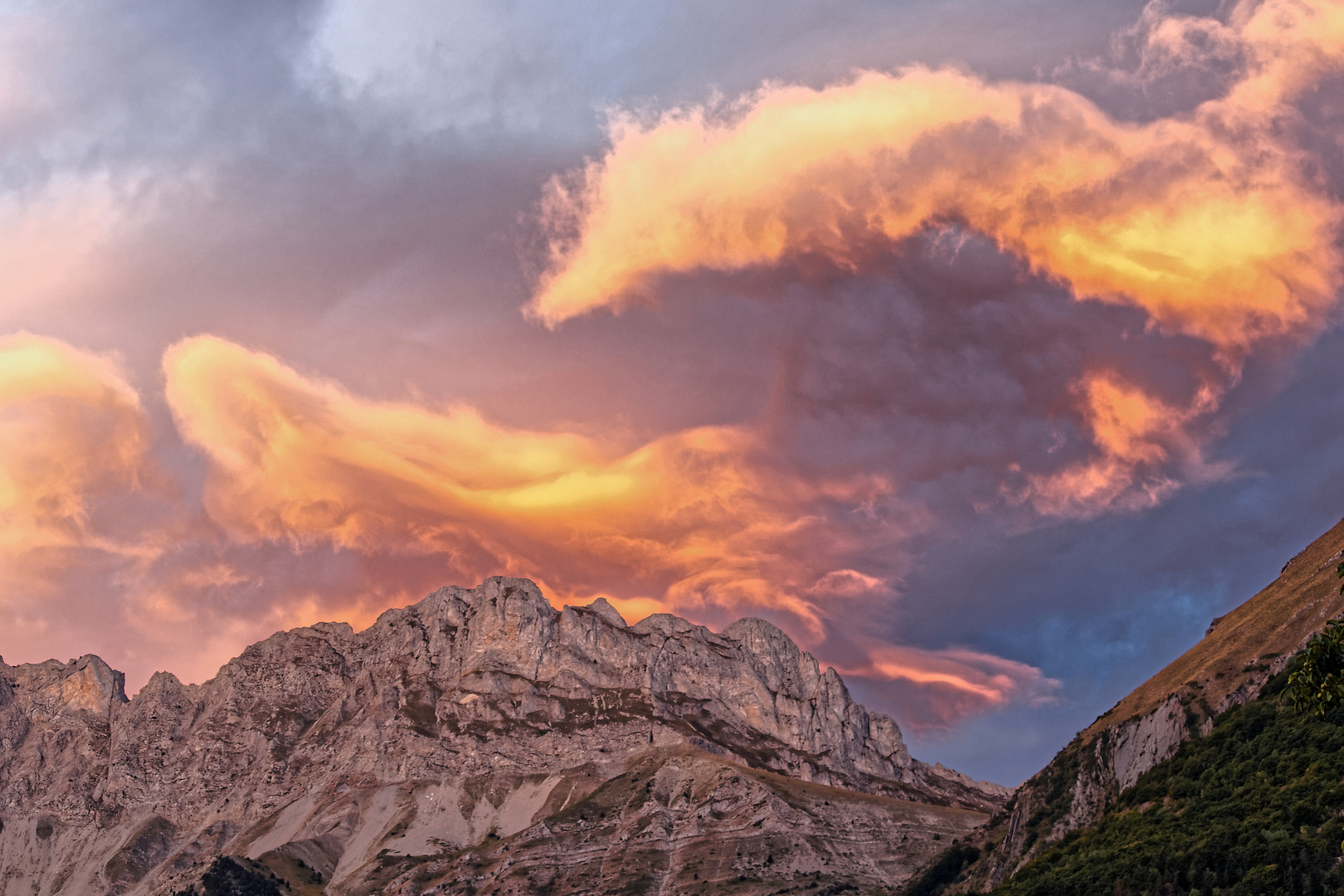 Nuages au lever du Soleil.