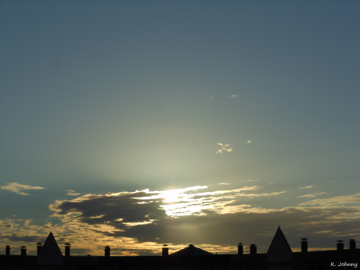 Nuages matinaux brillants et dorés