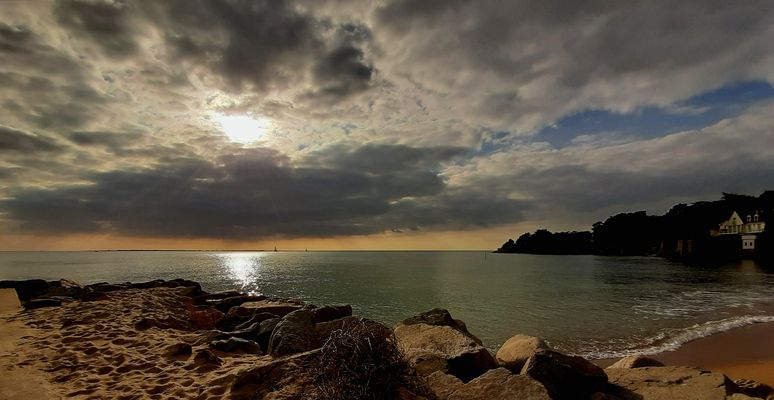 Nuages, mer et soleil.