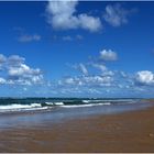 Nuages Nageant dans le bleu