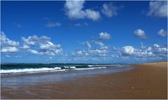 Nuages Nageant dans le bleu