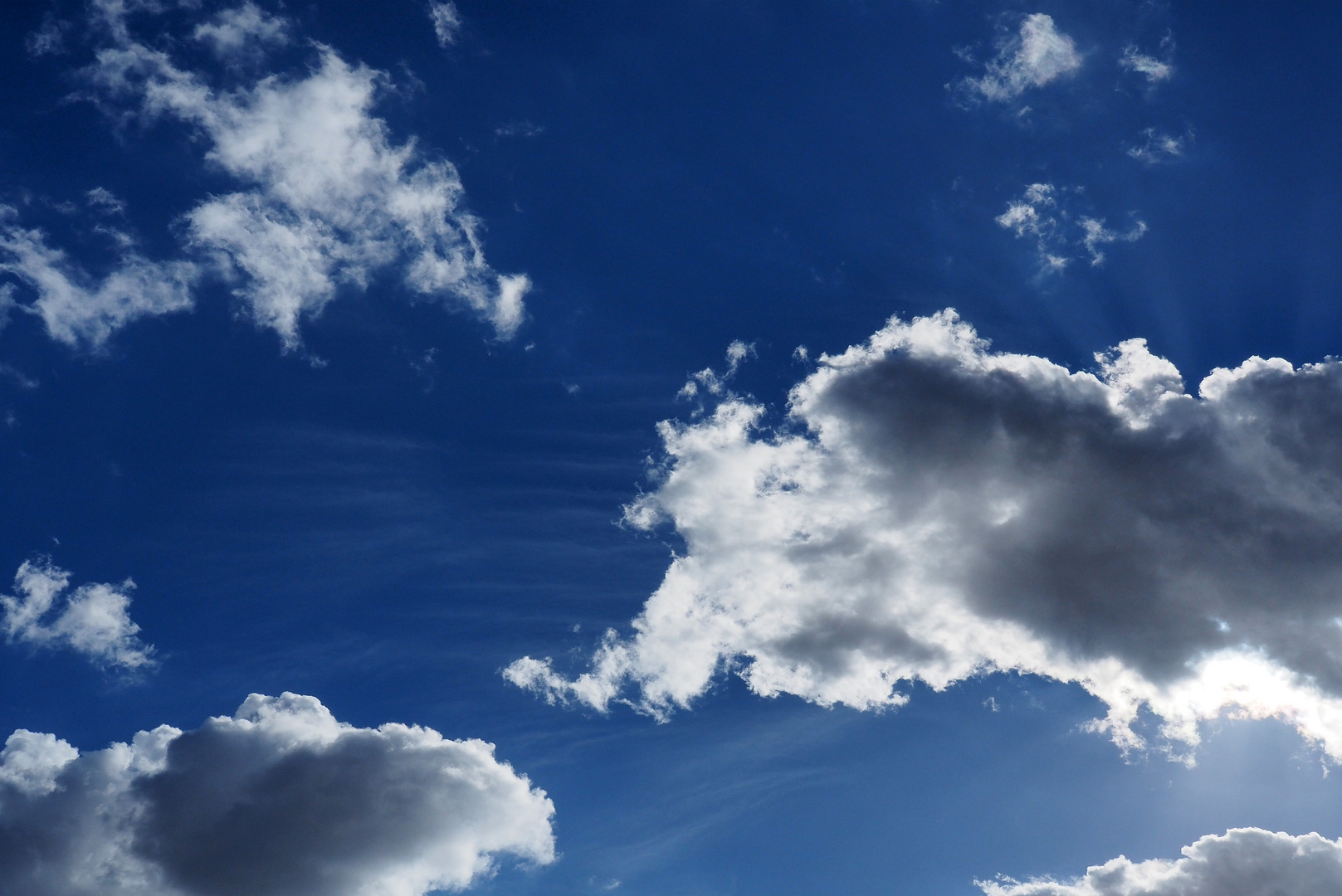 Nuages par beau temps et ciel de traîne