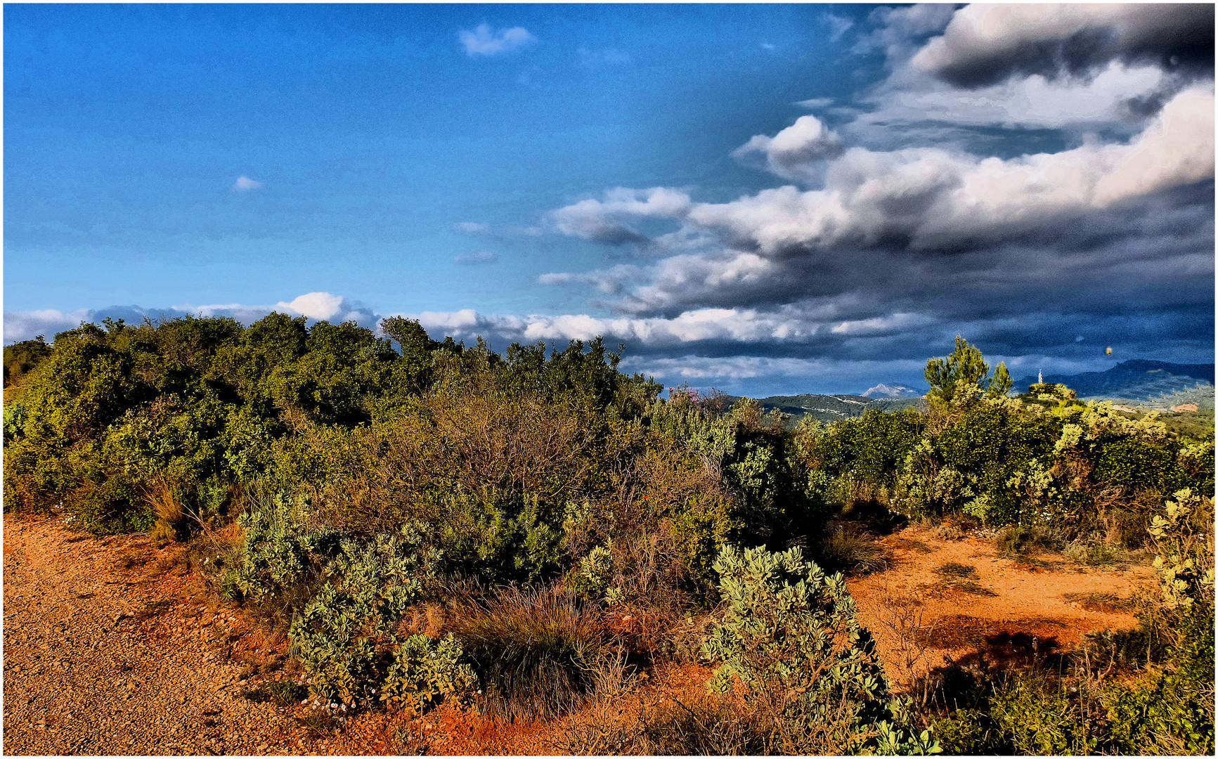 Nuages sur la garrigue