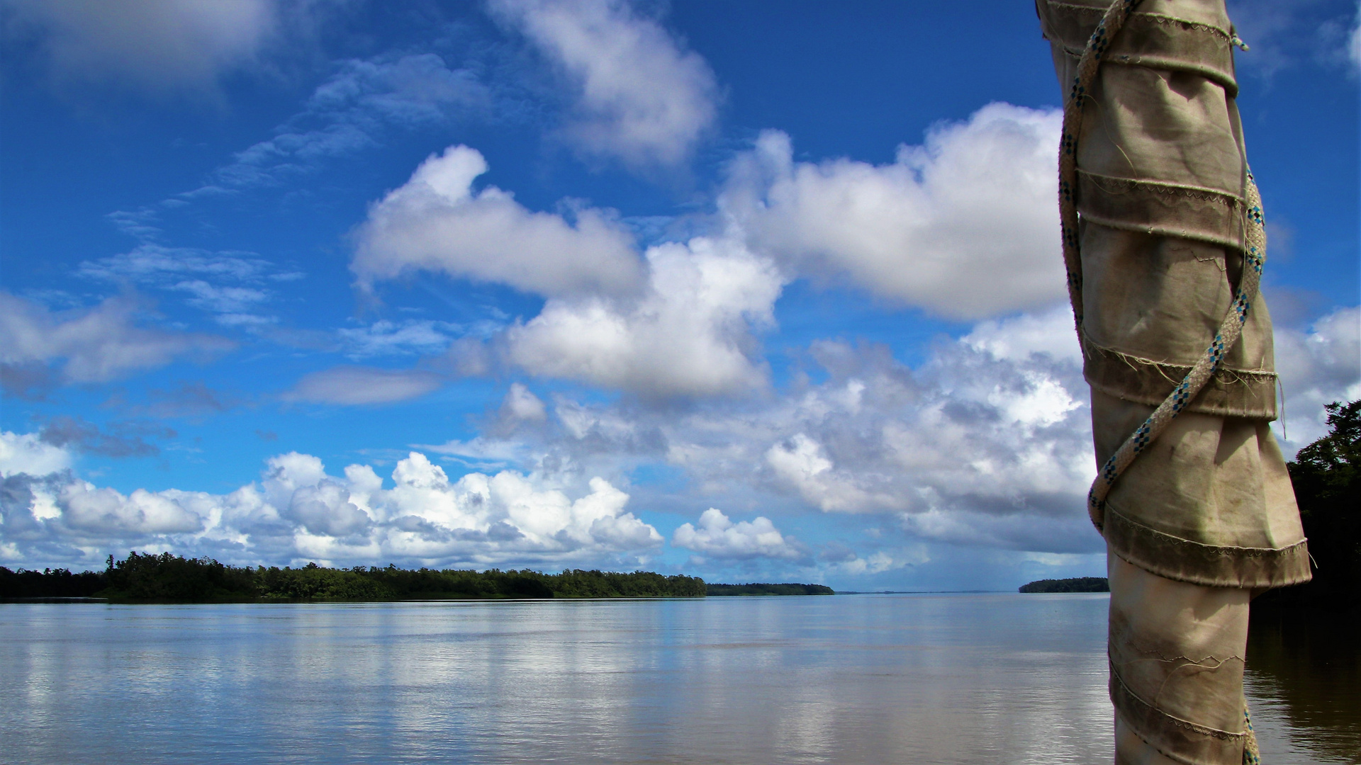 Nuages sur la rivière