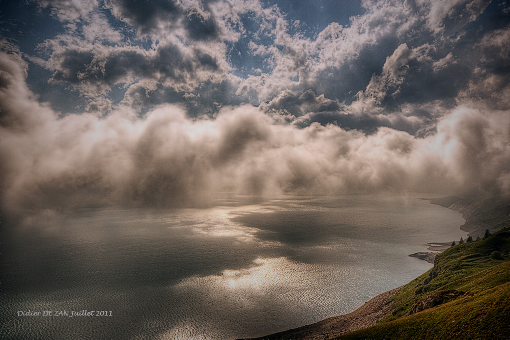 Nuages sur le Lac du Mont Cenis ...