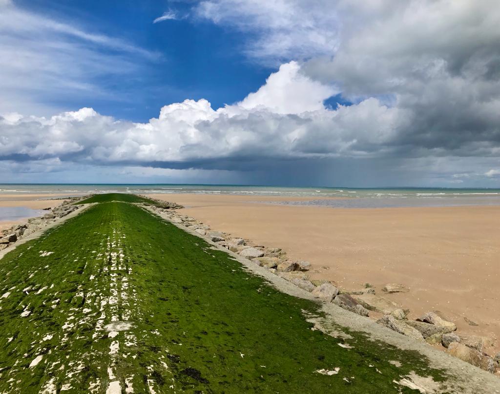 Nuages sur littoral normand. 