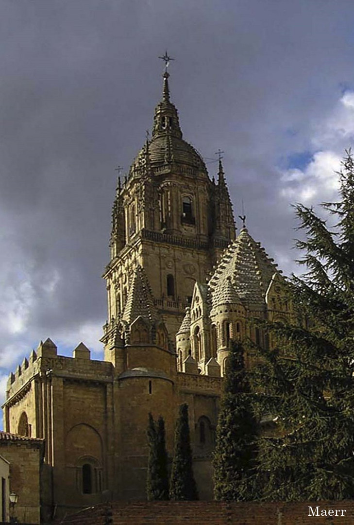 Nubarrones sobre las catedrales de Salamanca.