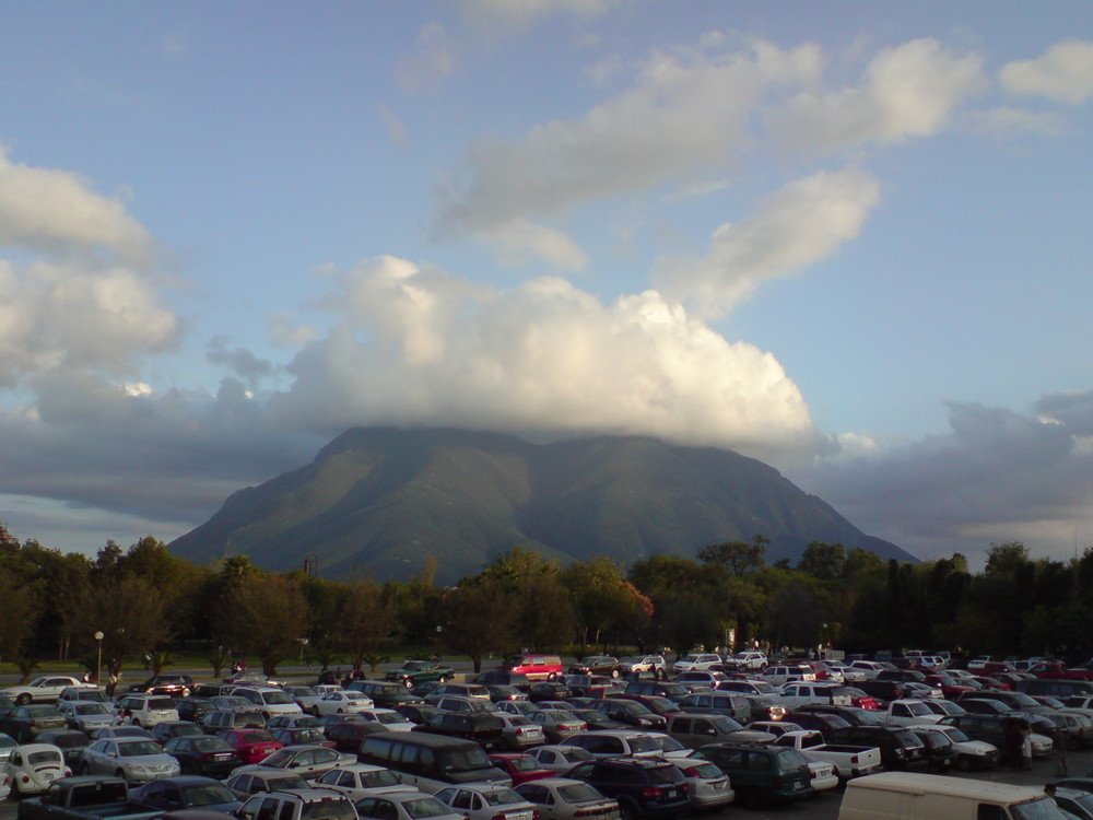 Nube montada en el cerro de la silla