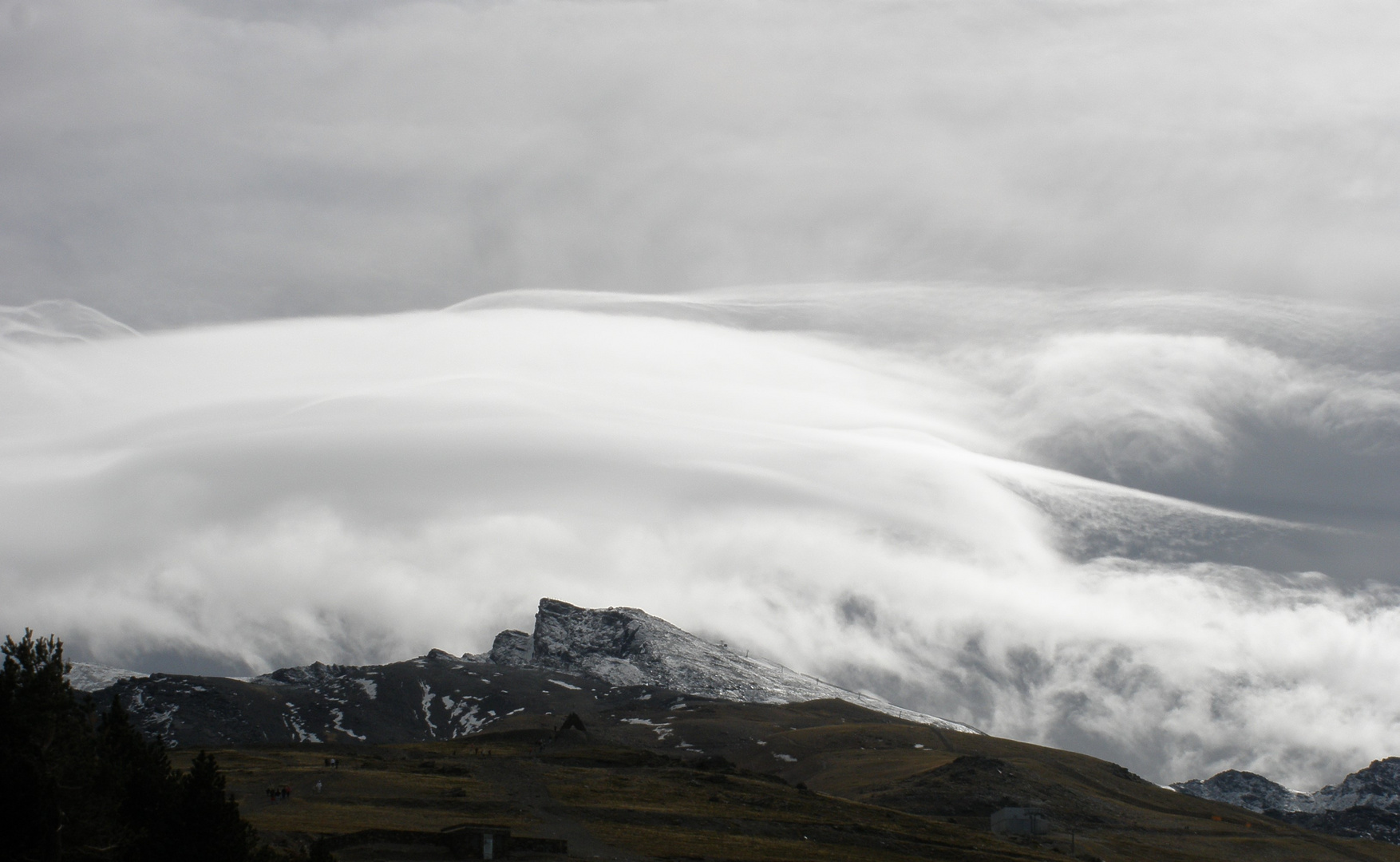 Nubes esquivando el Pico Veleta