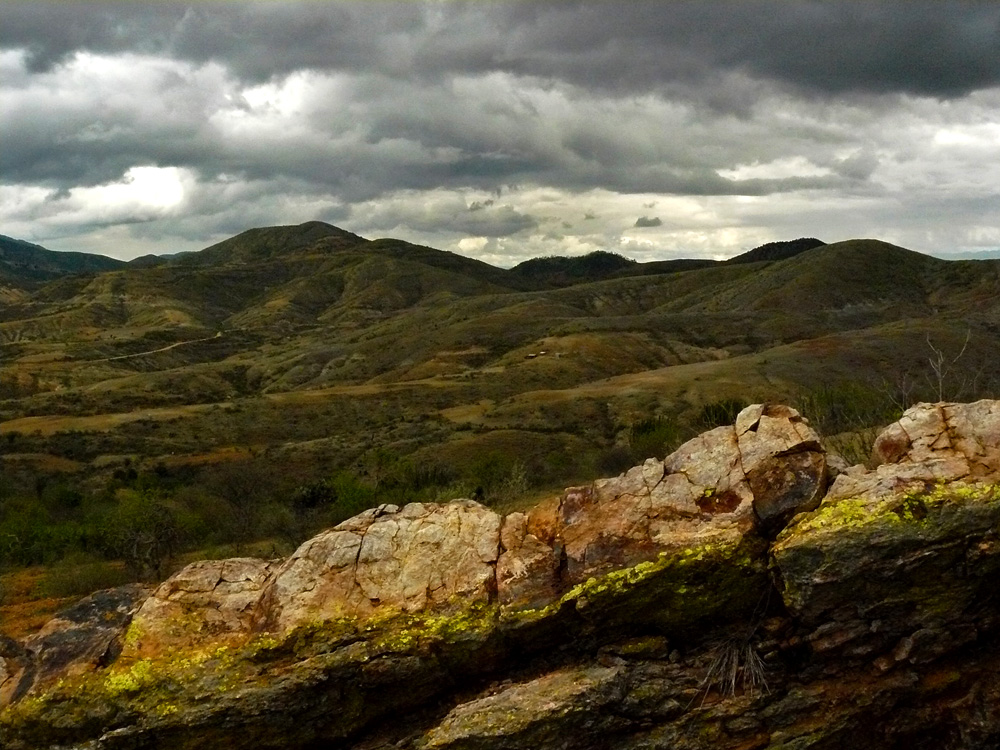 Nubes - montañas - rocas - liquen