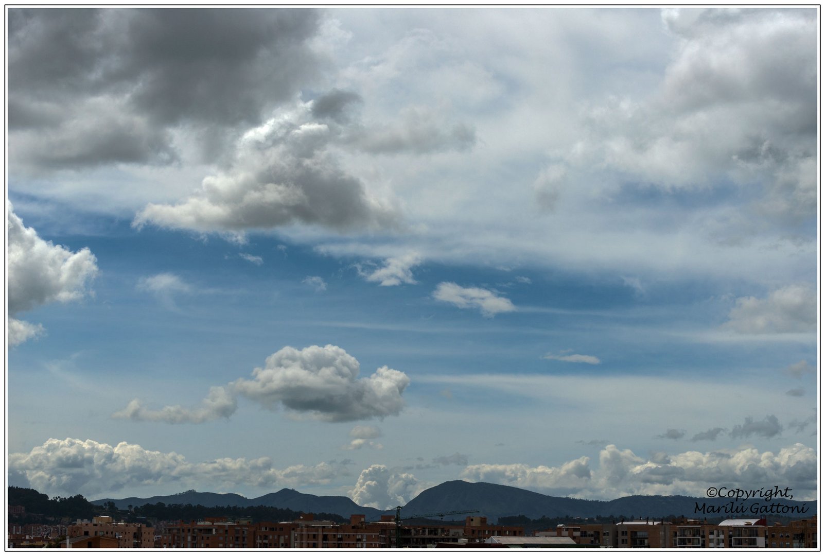 NUBES PASEANDO SOBRE BOGOTA.