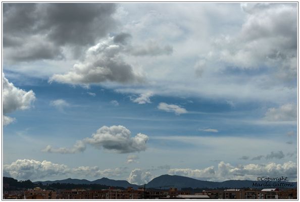NUBES PASEANDO SOBRE BOGOTA.