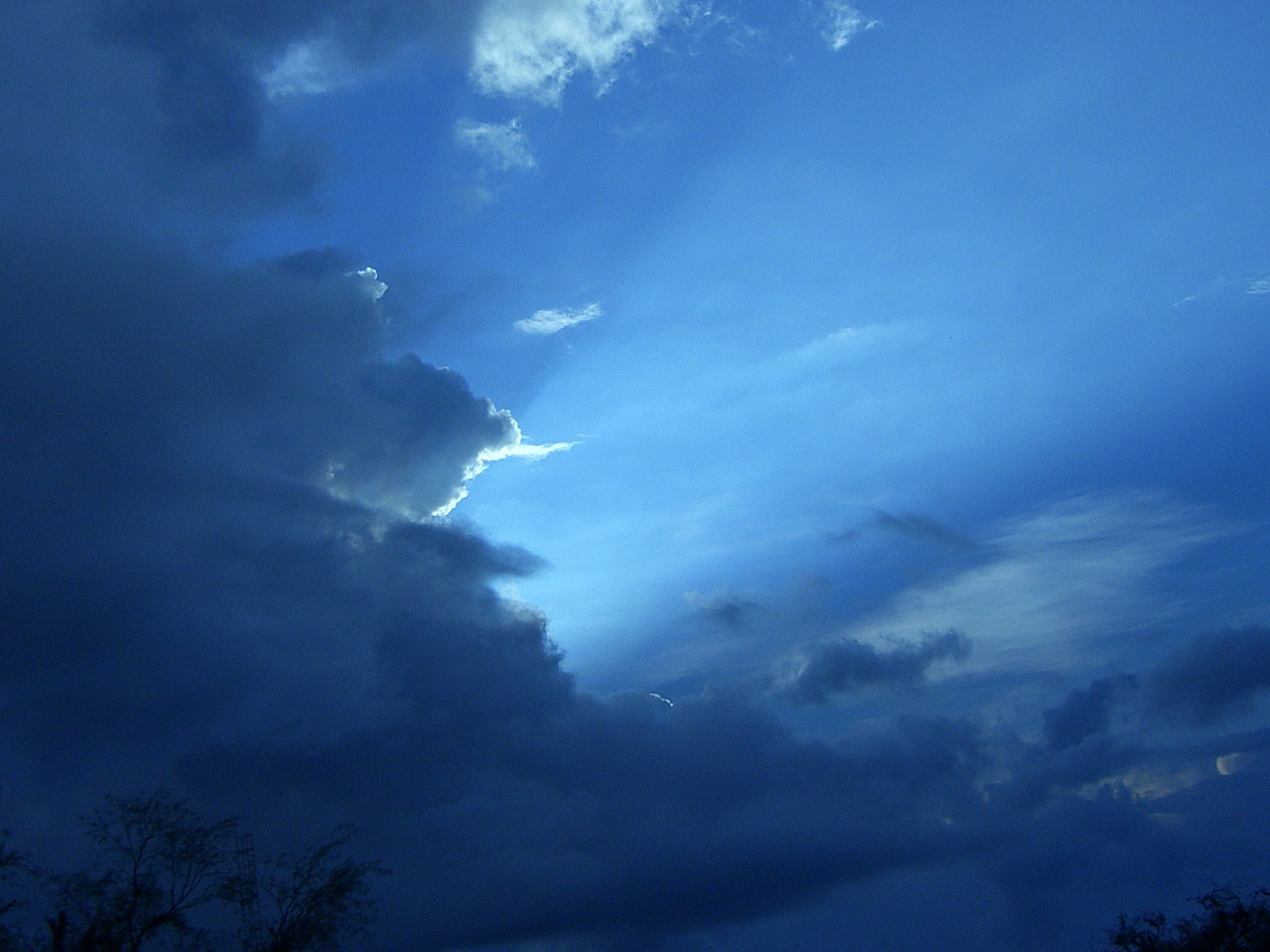 Nubes Refulgentes