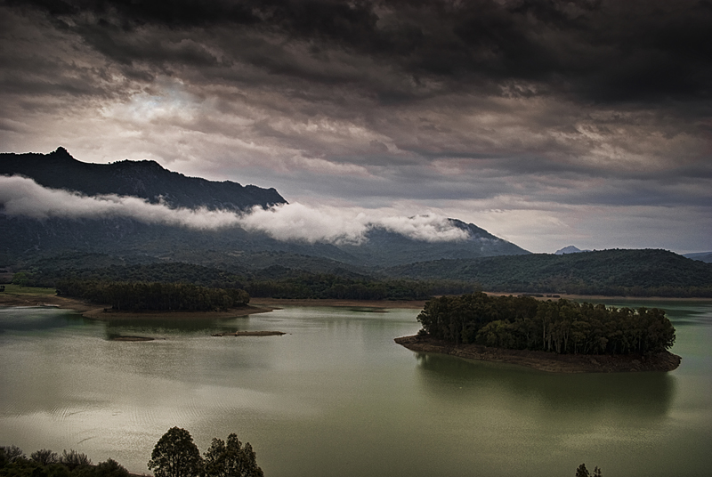 nubes sobre el pantano