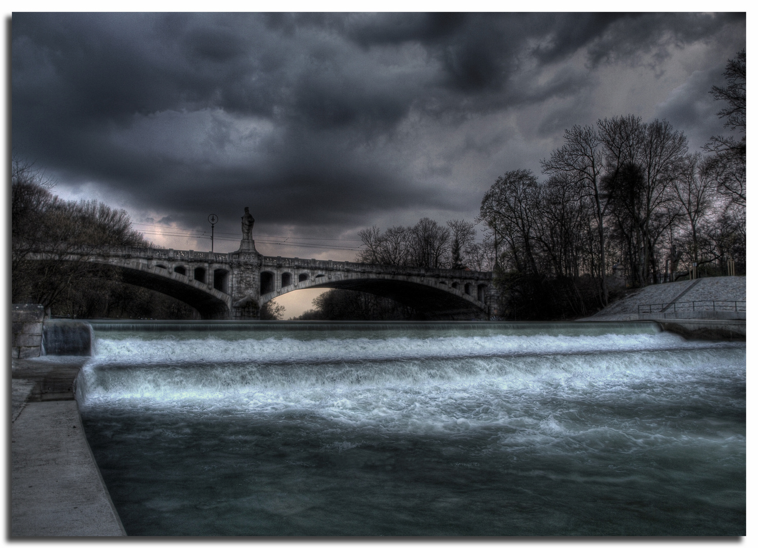 Nubes sobre el rio