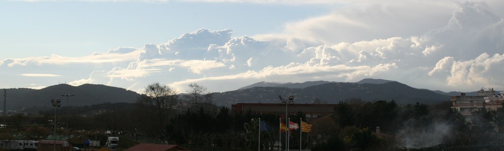 nubes sobre las montanias