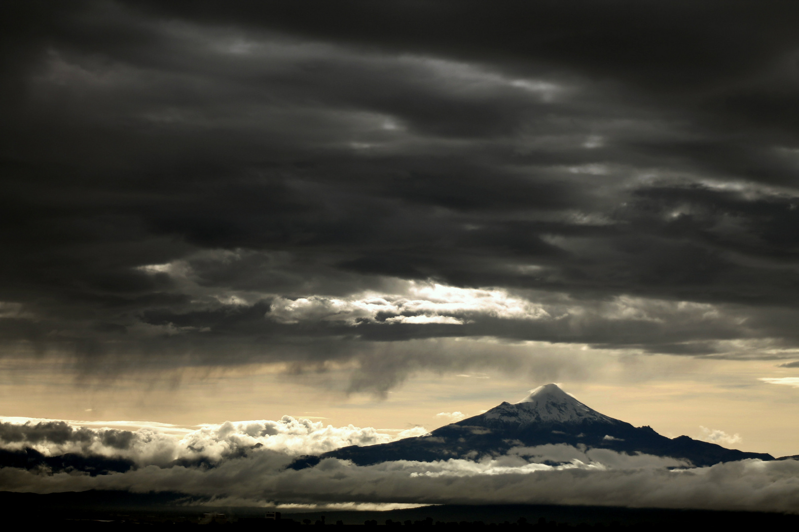 nubes y volcán