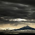 nubes y volcán