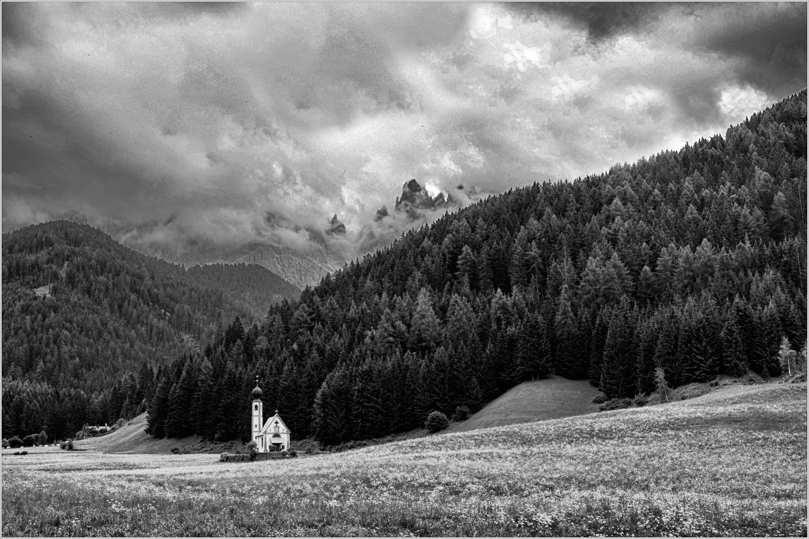 Nubi in val di Funes.