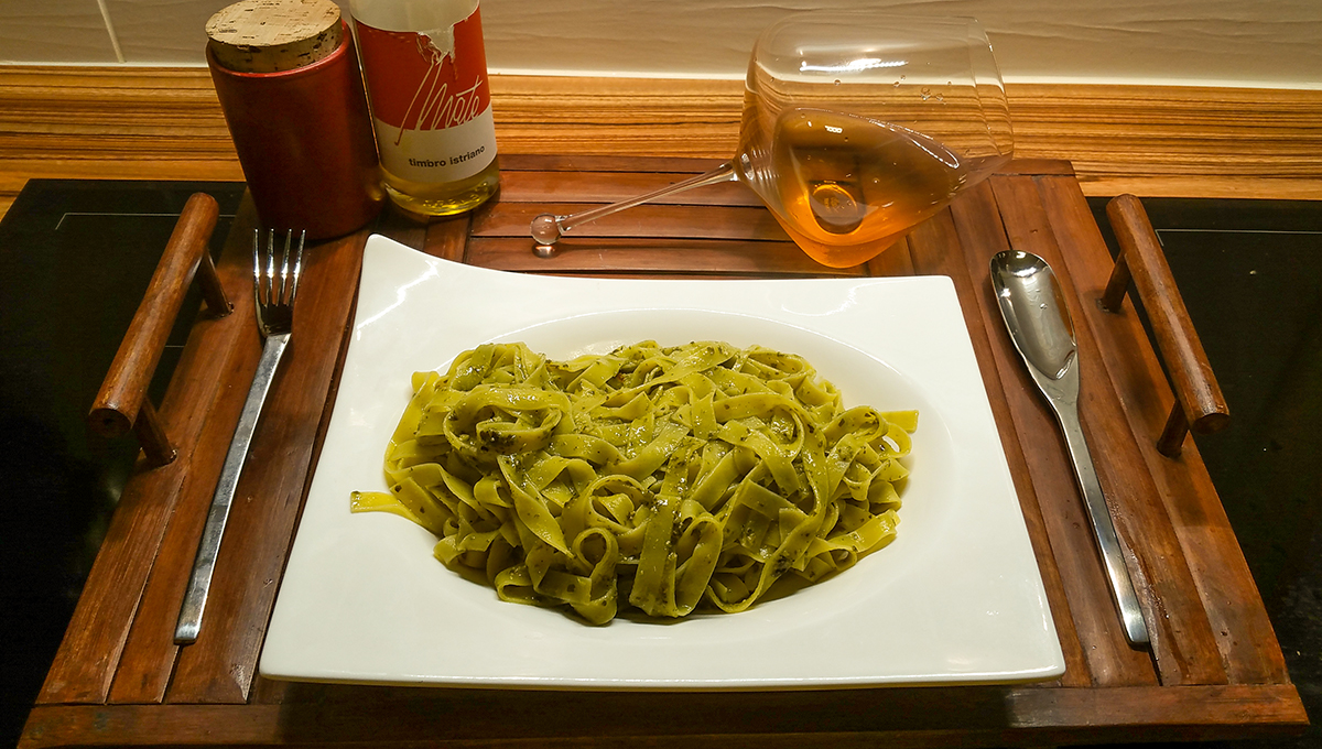 Nudel mit selbst gefangenem Bärlauch und mit Pistazien zum Pesto gestampft