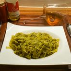 Nudel mit selbst gefangenem Bärlauch und mit Pistazien zum Pesto gestampft