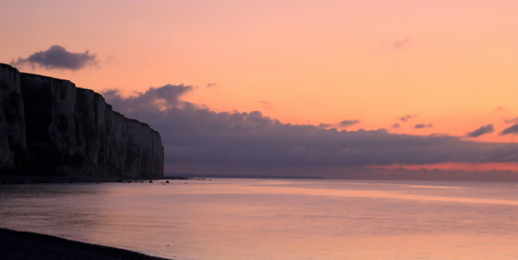 Nuées Roses sur les Falaises ...