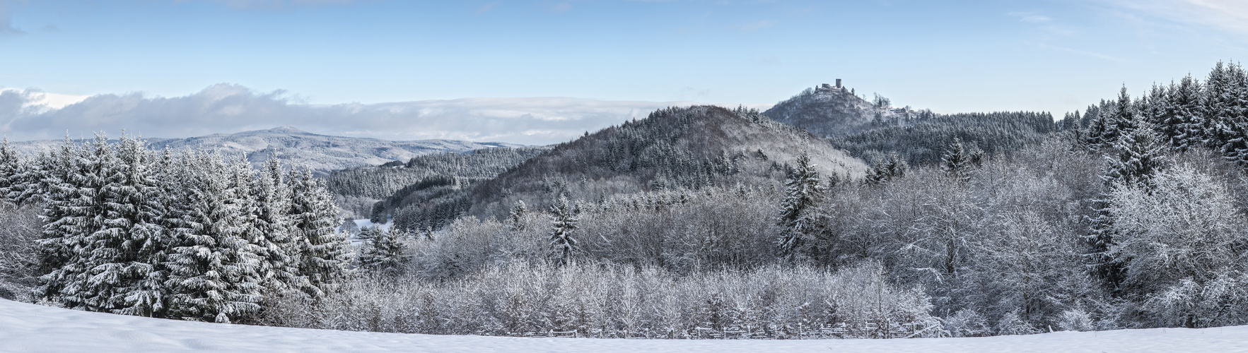 Nürburg und hohe Acht im Schneekleid