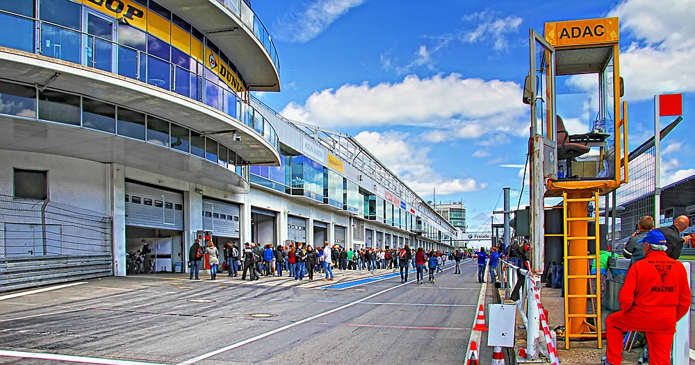 Nürburgring - Blick in die Boxengasse