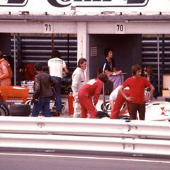 Nürburgring Boxen mit Graham und Betty HILL vor dem eigenen Team F.1 Fahrzeug.