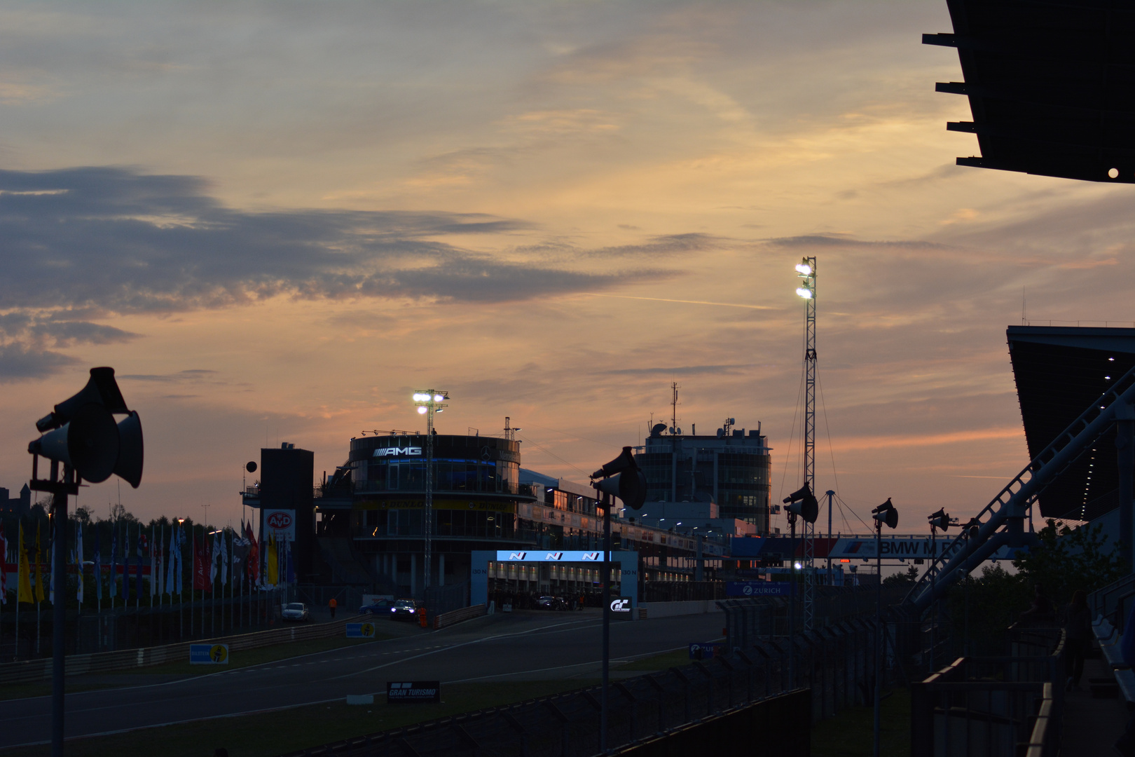 Nuerburgring Sonnenaufgang Boxengasse