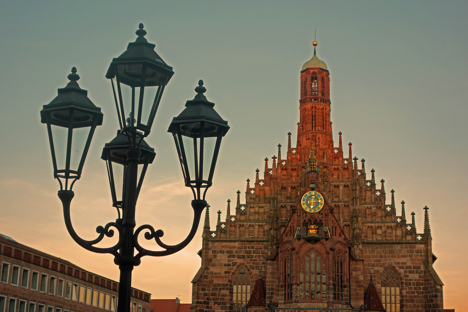 Nürnberg Frauenkirche im Abendlicht