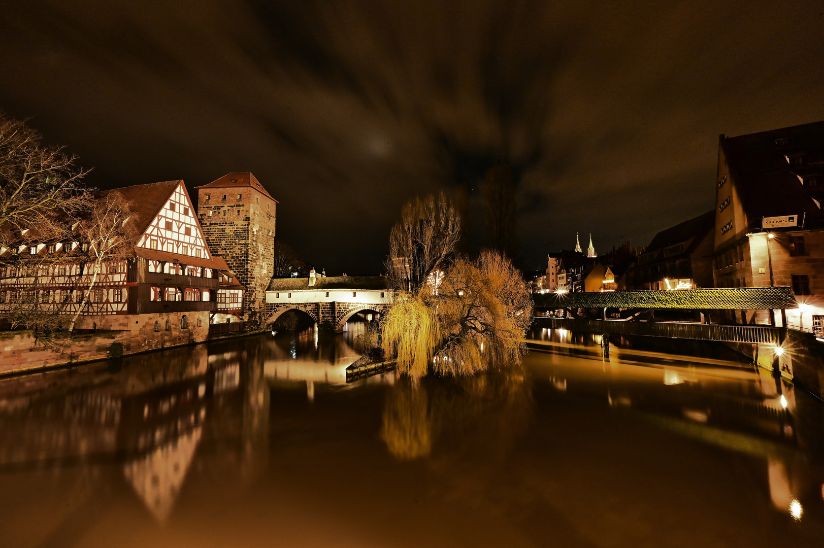 Nürnberg im nächtlichen Spiegel der Pegnitz