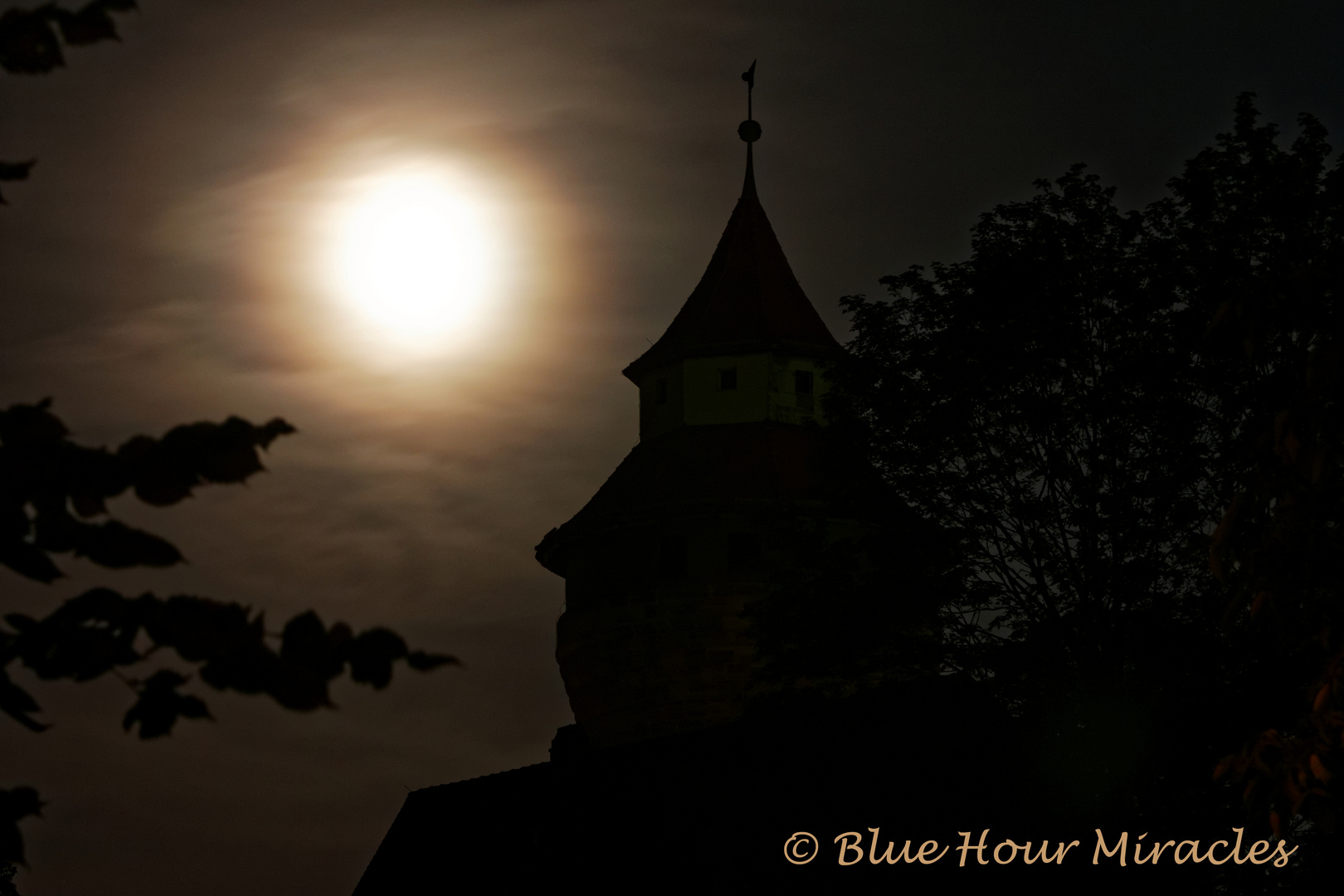 Nürnberg - Kaiserburg: Sinnwellturm bei Nacht