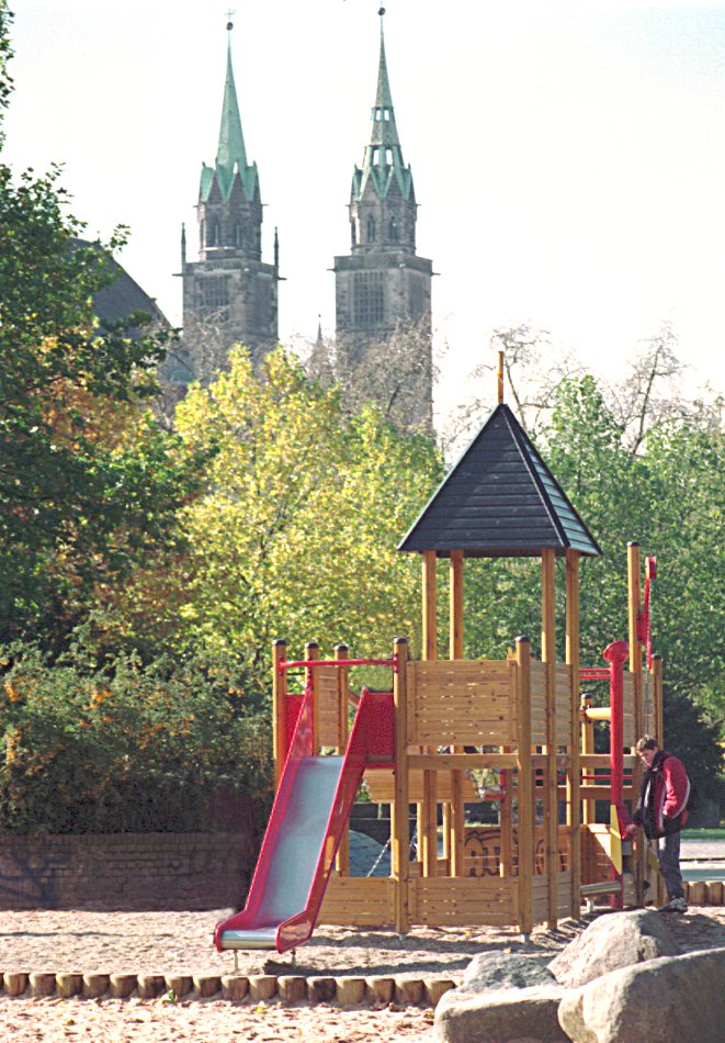 Nürnberg Spielplatz und Lorenzkirche
