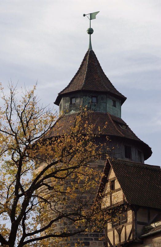 Nürnberger Burgturm im Herbst