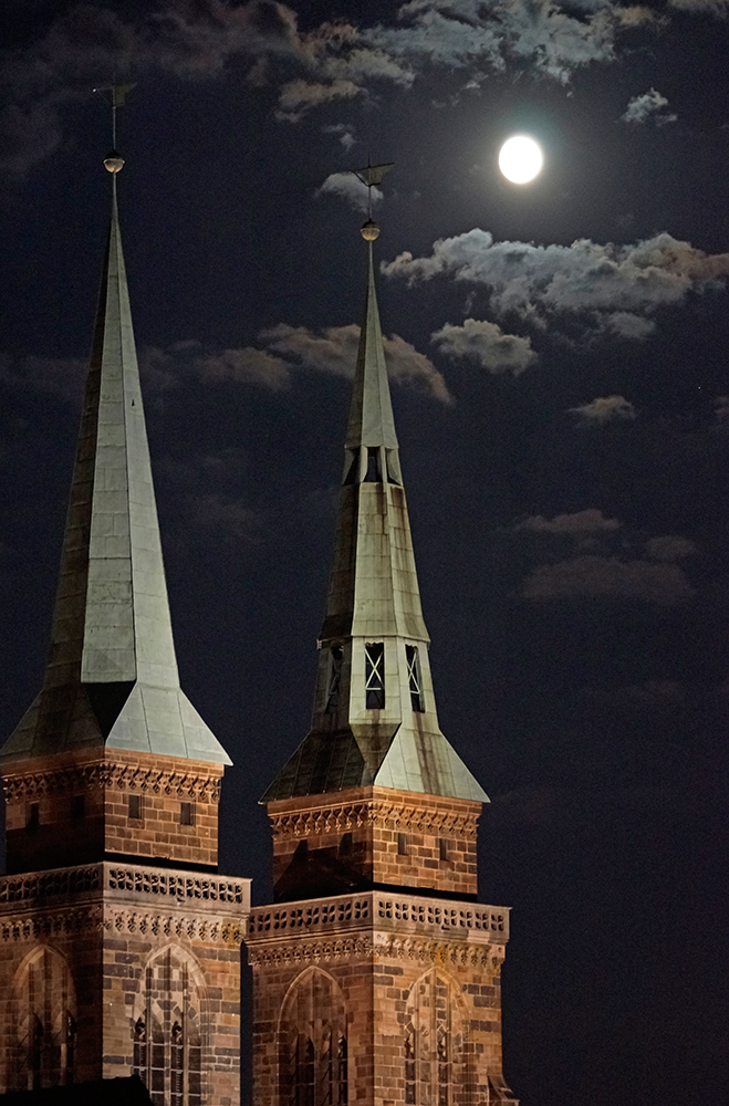 Nürnberger Sebalduskirche bei Vollmond