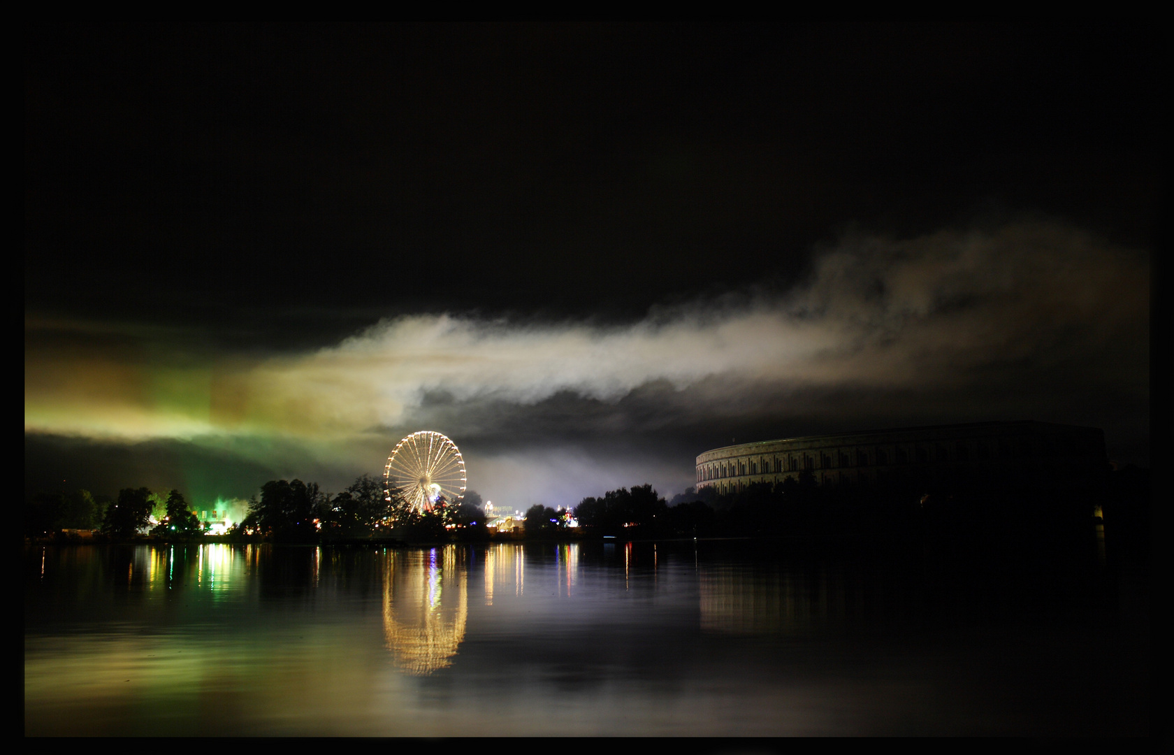 >>Nürnberger Volksfest bei Nacht mit Kongresshalle