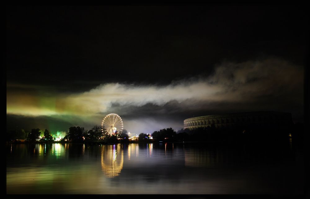 >>Nürnberger Volksfest bei Nacht mit Kongresshalle<<