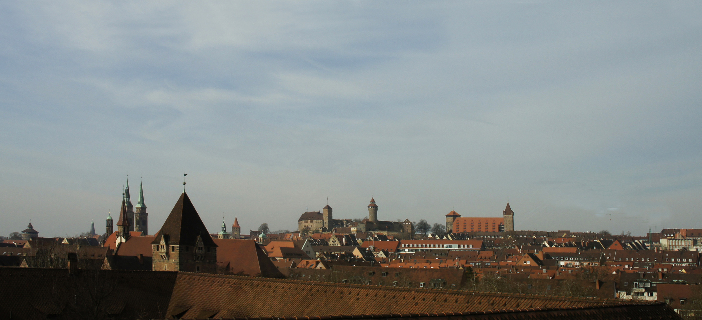 Nürnbergs Burg über den Dächern der Stadt...