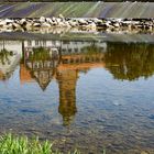 Nürtinger Altstadt spiegelt sich im Neckar