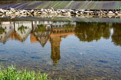 Nürtinger Altstadt spiegelt sich im Neckar