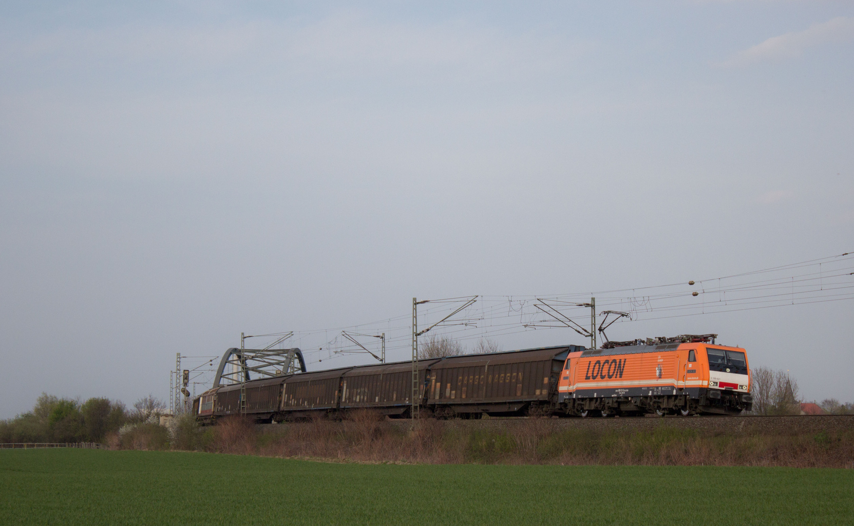 Nun erstrahlt die Orangene 189 die Landschaft