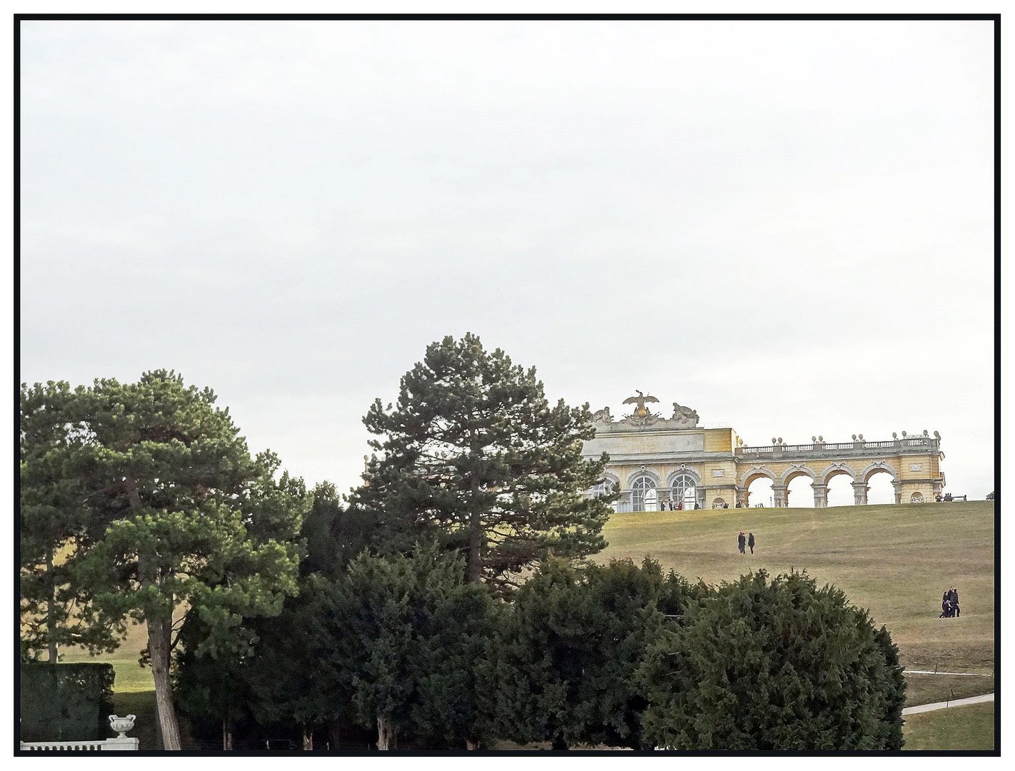 Nun gibts schöne grüsse aus schönbrunn mit blick auf die Gloriette (aus wien)