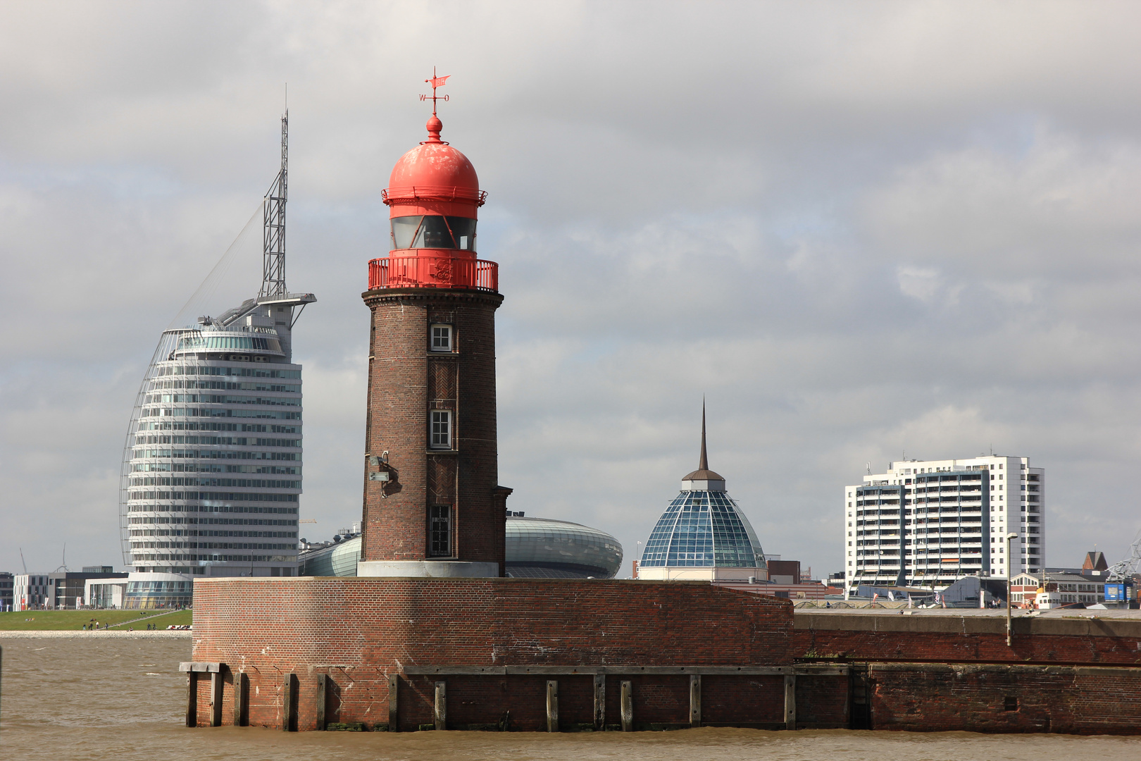 Nun ist er weg, der Molenturm von Bremerhaven ...