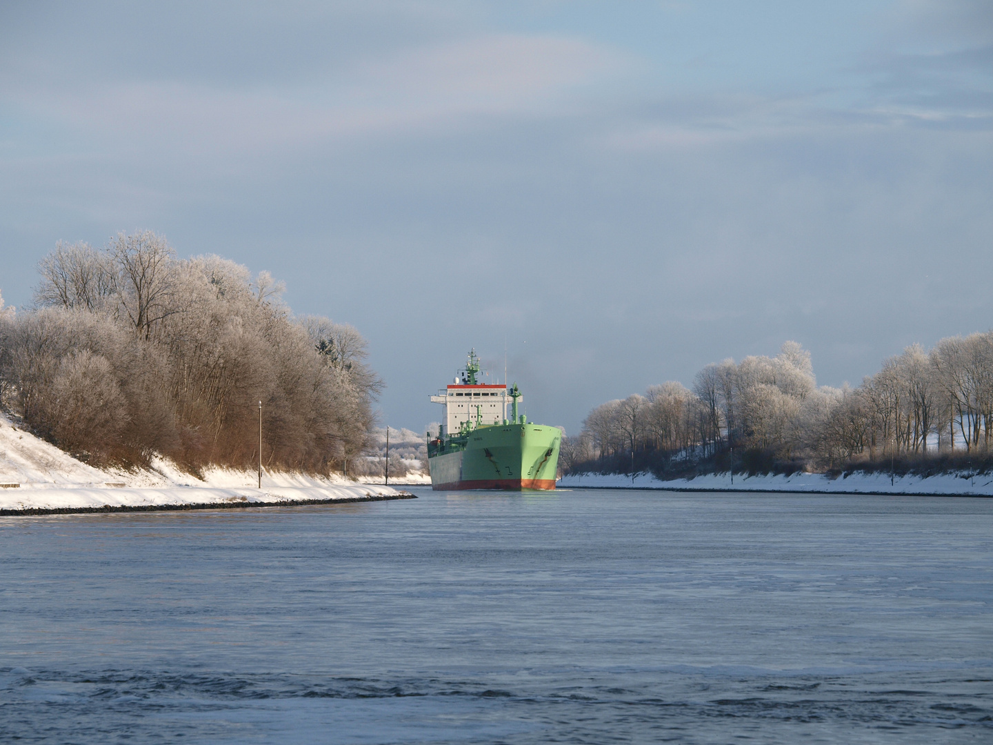 Nun kommt etwas Farbe auf den Nord-Ostsee-Kanal. Der Tanker BW HAVLYS in Sicht.