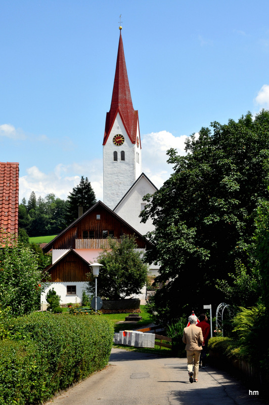 Nun mal die Kirche im Dorf lassen!