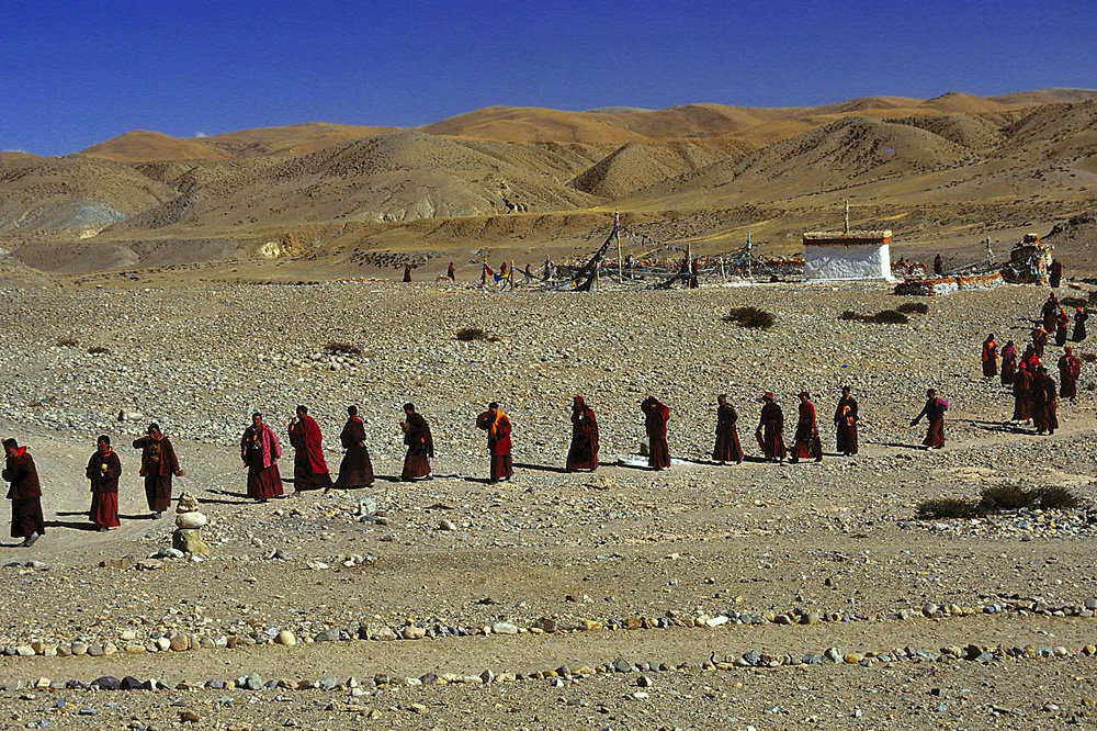 Nuns pilgrim to Tholing monastery