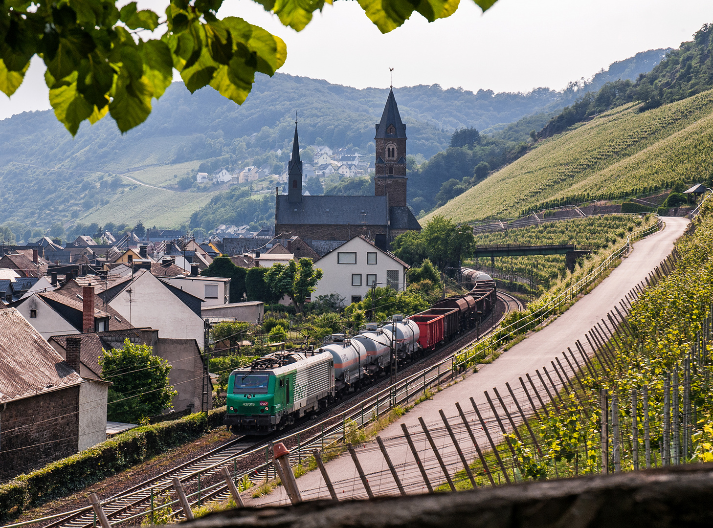 Nur das Rollen des Güterzuges